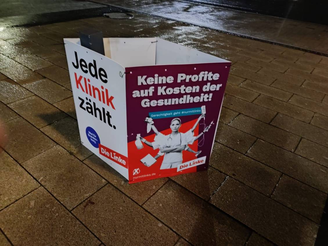 Das Foto zeigt Plakate mit der Aufschrift "Jede Klinik zählt" und "Keine Profite auf Kosten der Gesundheit!"