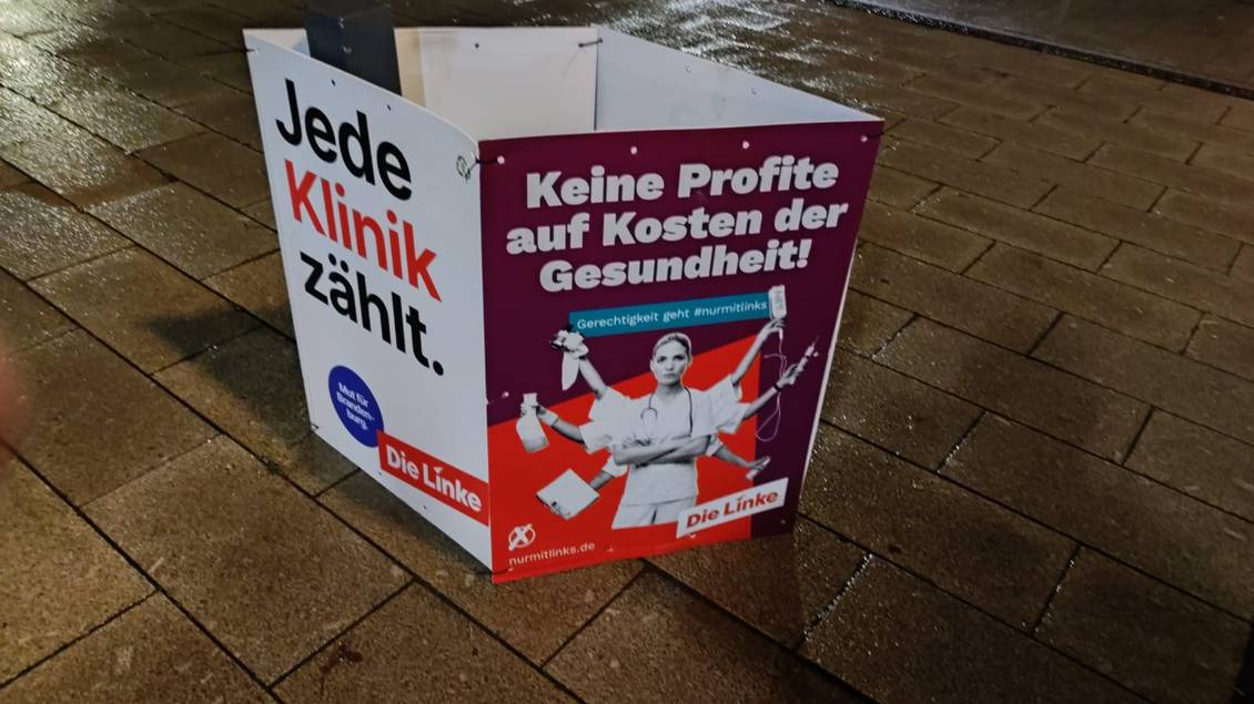 Das Foto zeigt Plakate mit der Aufschrift "Jede Klinik zählt" und "Keine Profite auf Kosten der Gesundheit!"