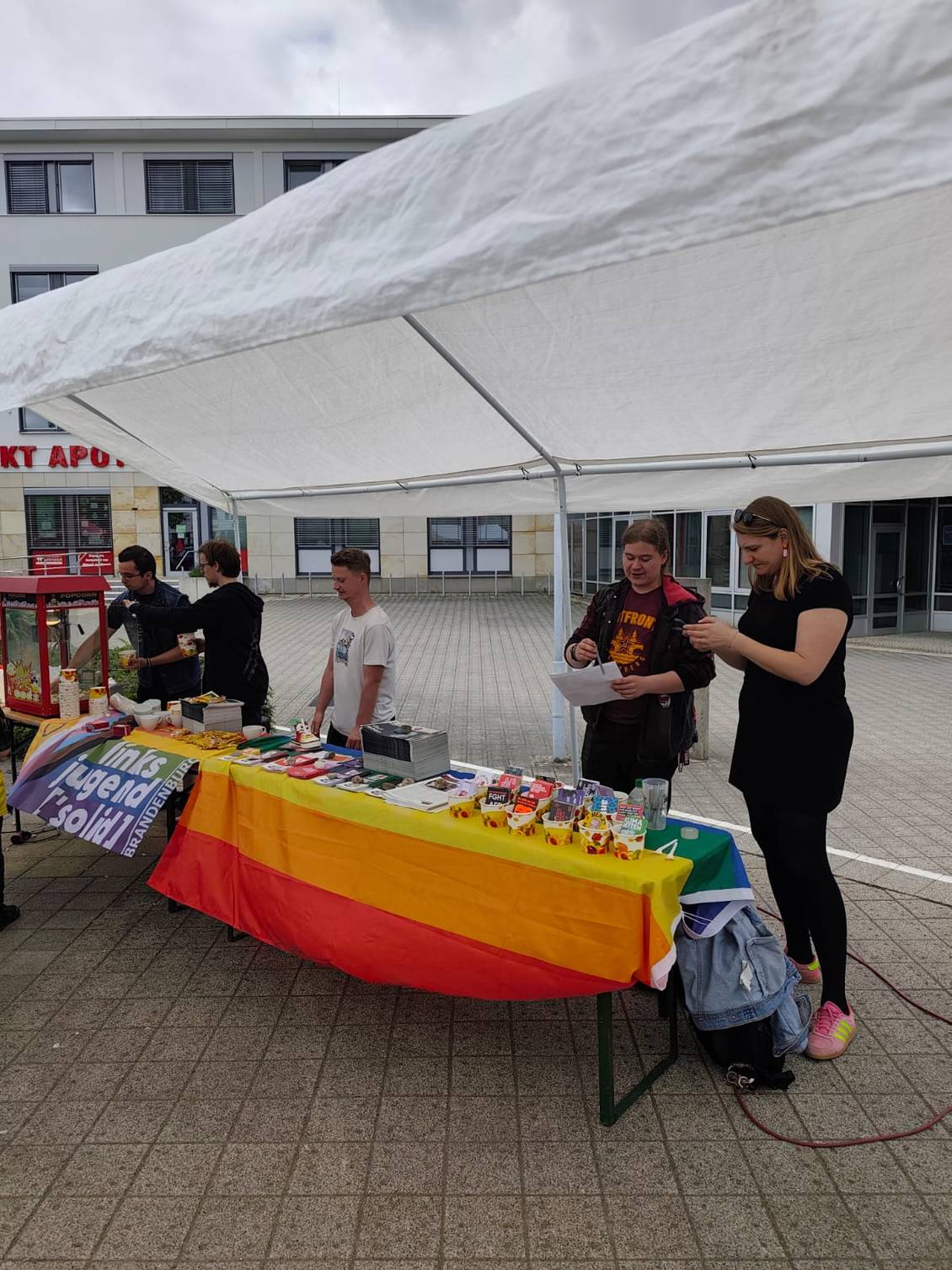 Das Foto zeigt mehrere Personen an einem Tisch.