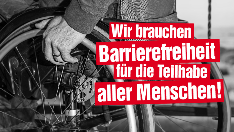 Das Foto zeigt in der Nahaufnahme einen Rollstuhl und die Hand einer älteren Person. Auf das Foto ist der Text "Wir brauchen Barrierefreiheit für die Teilhabe aller Menschen!".