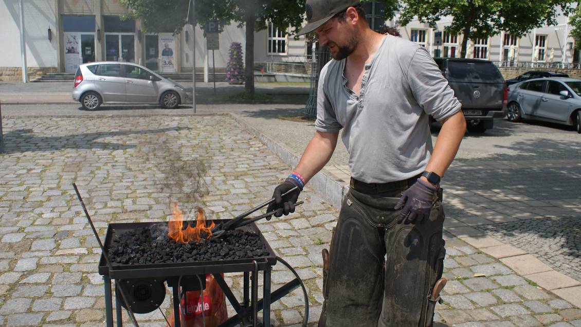 Das Foto zeigt einen Schmied.