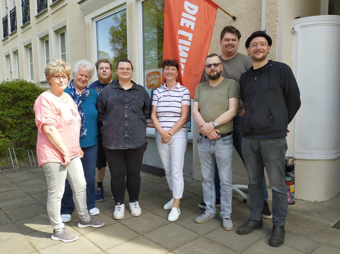 Das Foto zeigt Personen vor dem LinksTreff in Ludwigsfelde.