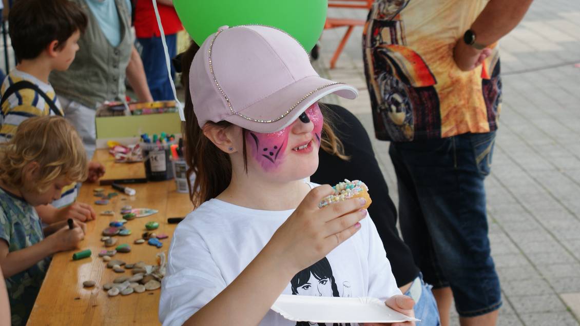Das Foto zeigt ein Kind mit Kuchen.