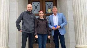 Daniel Golze, Diana Golze und Christian Görke stehen vor einer Eingangstür mit Säulen