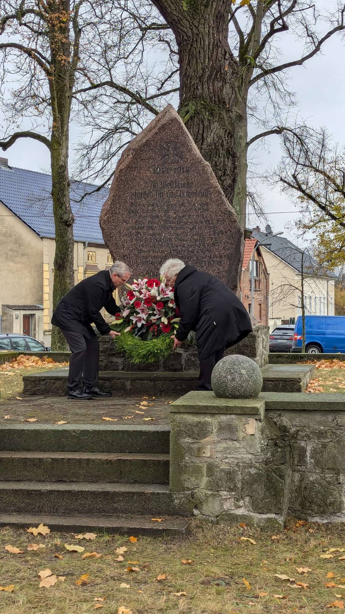 Das Foto zeigt Bürgermeister Igel (l.) und die stellv. Vorsitzende de Stadtverordnetenversammlung, Angelika Linke, bei der Niederlegung des Kranzes.