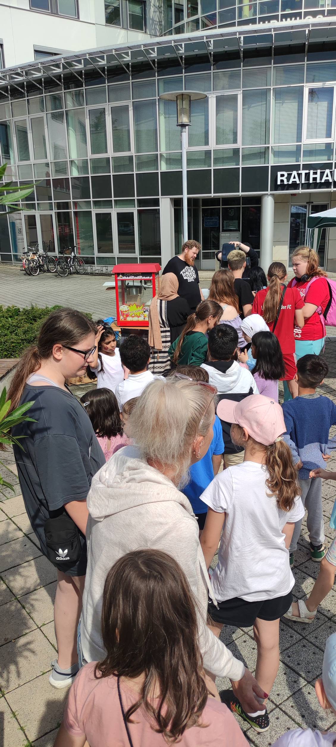 Das Foto zeigt Menschen beim Anstehen am Popcornstand.