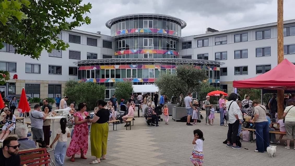 Das Foto zeigt viele Menschen auf dem Ludwigsfelder Rathausplatz.