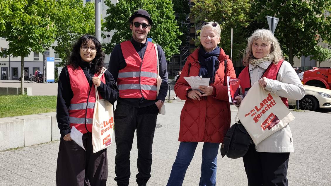 Das Foto zeigt vier Personen in einer Fußgängerzone.