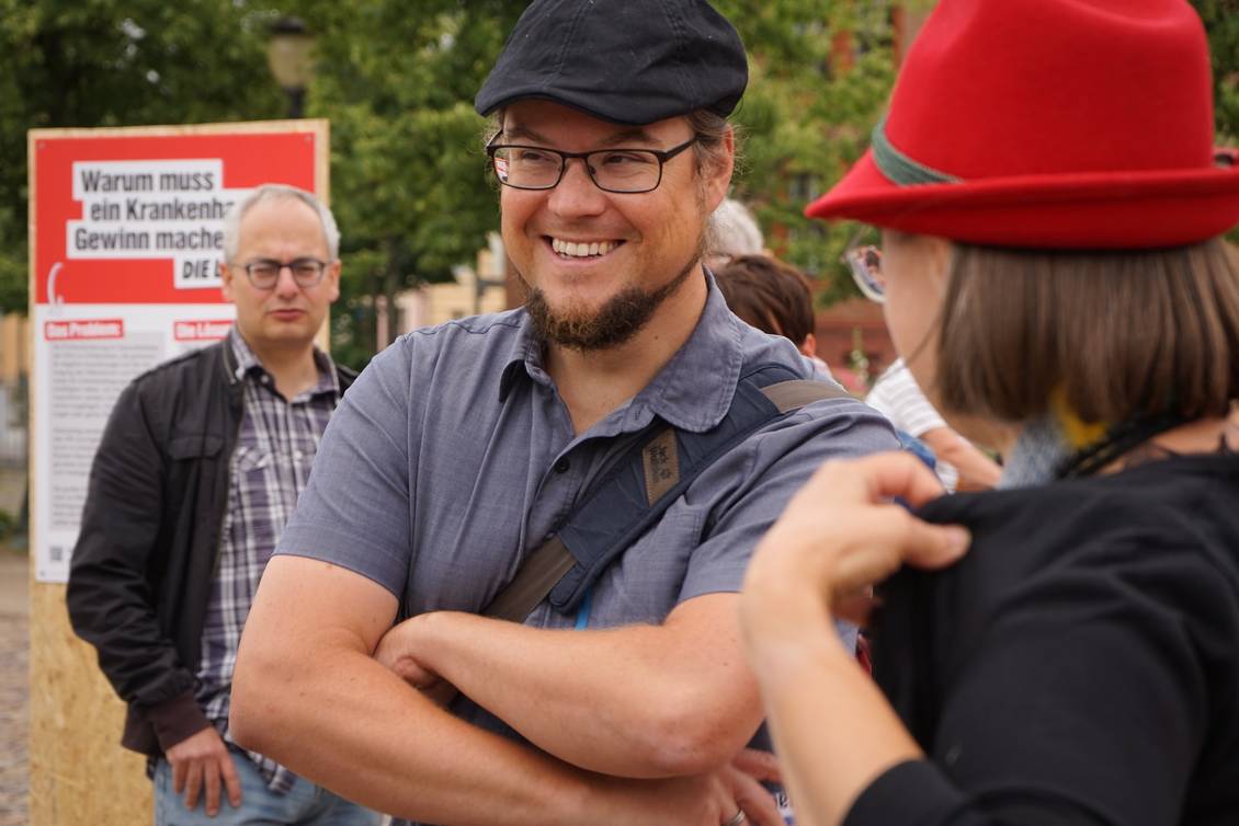 Norbert Müller im Gespräch mit Anke Domscheit-Berg, im Hintergrund ist Stefan Wollenberg zu sehen