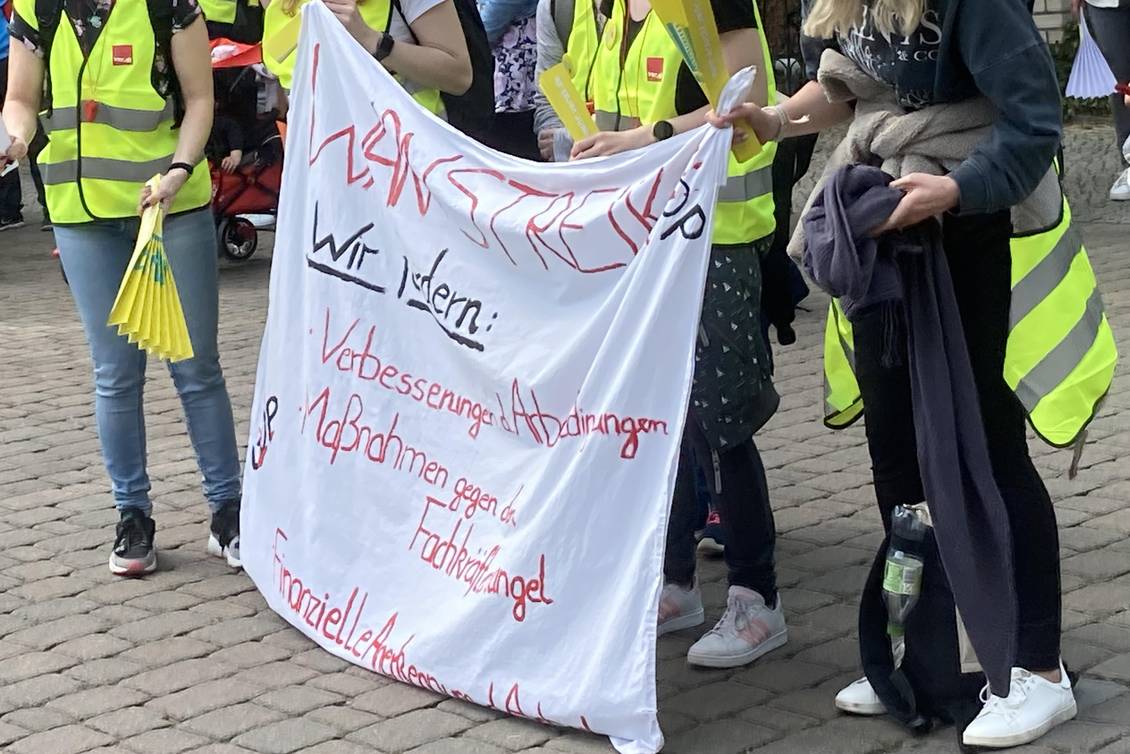 Selbst beschriebenes Transparent auf der Streikkundgebung am 4. Mai 2022 in Königs Wusterhausen