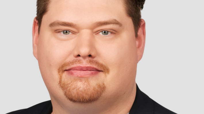 Das Foto zeigt Tobias Lübbert.