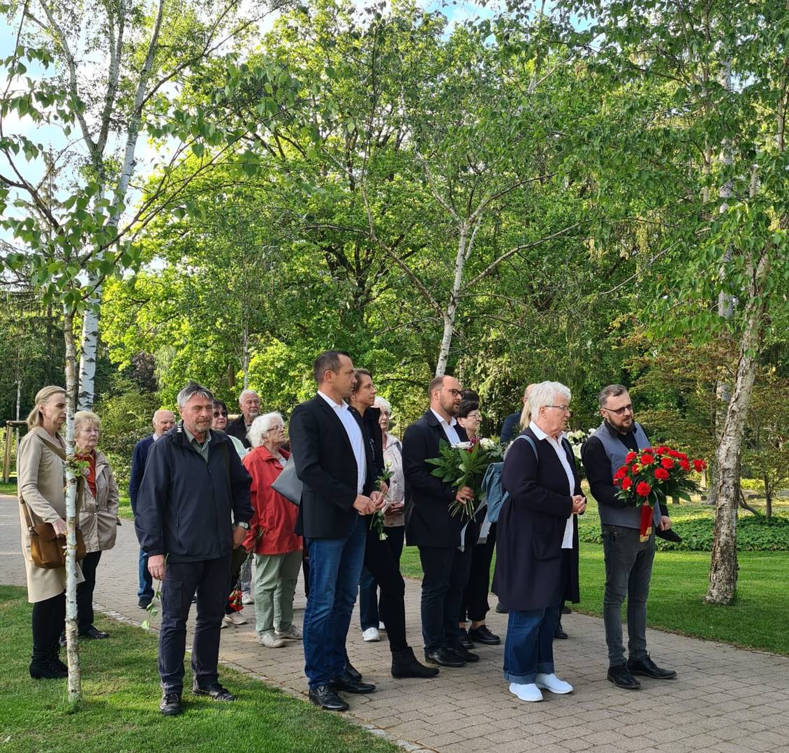 Das Foto zeigt Personen beim Gedenken auf dem Friedhof der Stadt Ludwigsfelde.