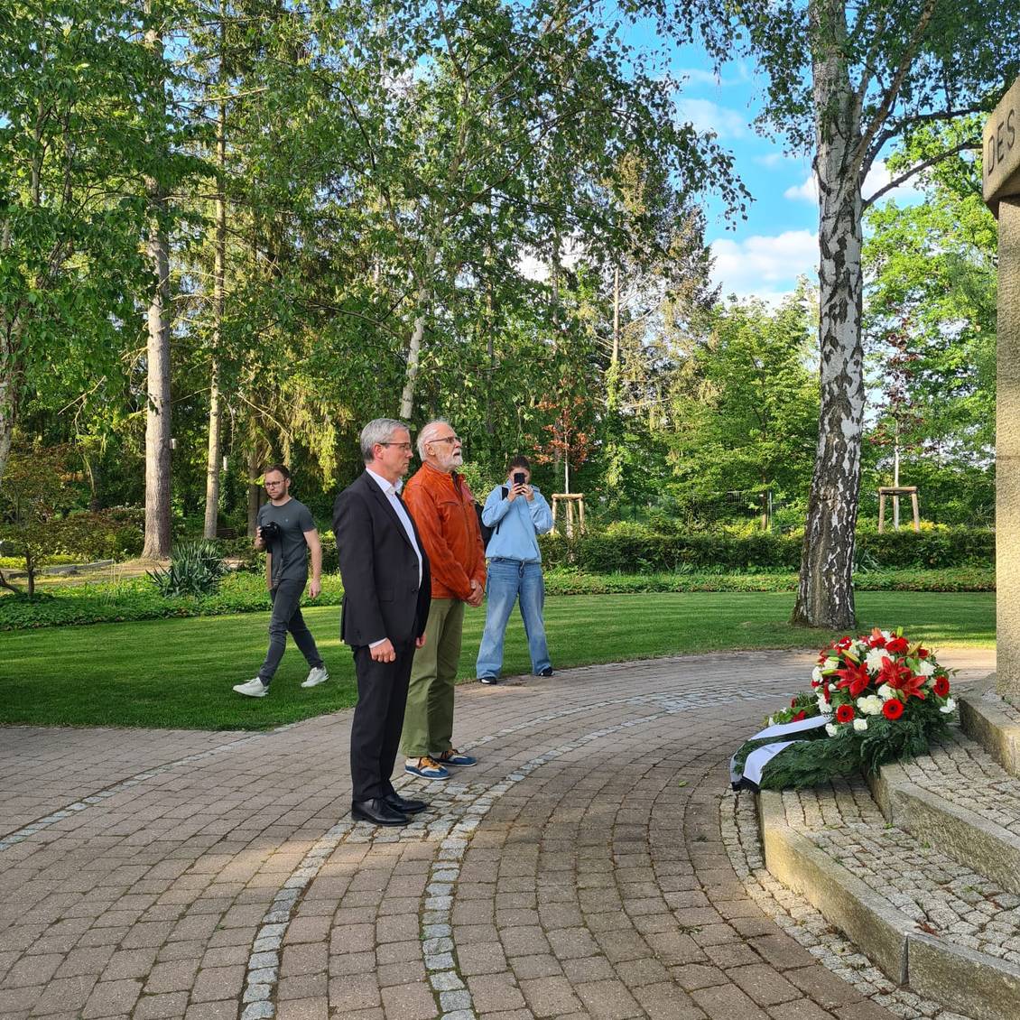 Das Foto zeigt Ludwigsfeldes Bürgermeister, Andreas Igel, und der Fraktionsvorsitzende der Linken in Ludwigsfelde, Peter Dunkel, während des Gedenkens am Mahnmal auf dem städtischen Friedhof.