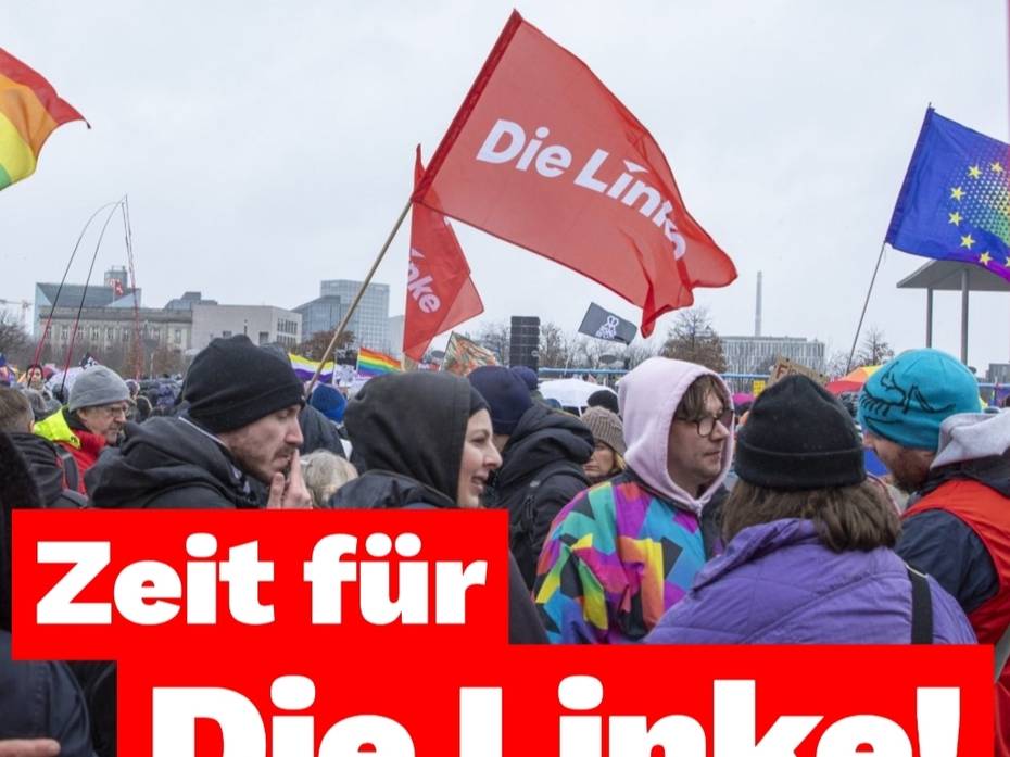 Das Foto zeigt viele Menschen bei einer Demo.