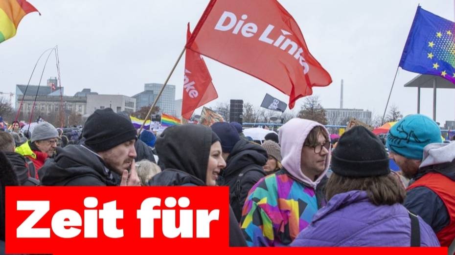 Das Foto zeigt viele Menschen bei einer Demo.