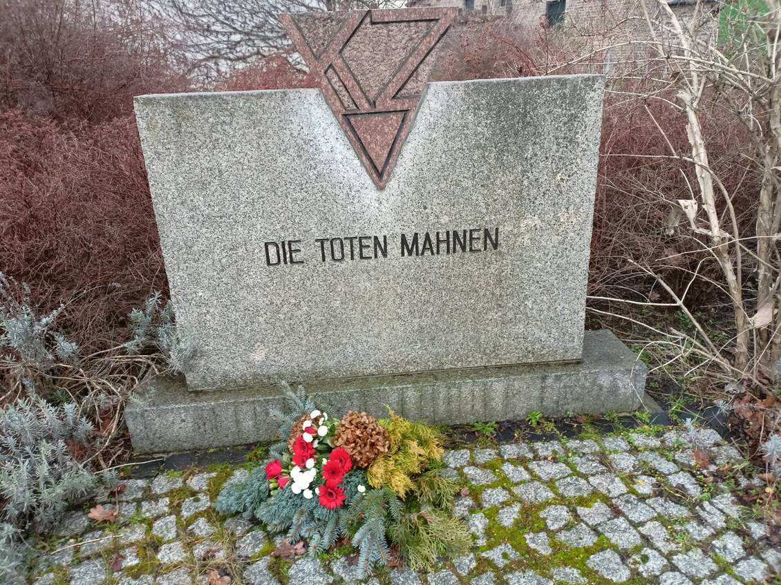 Das Foto zeigt einen Gedenkstein mit der Aufschrift "Die Toten mahnen" in der Trebbiner Innenstadt.