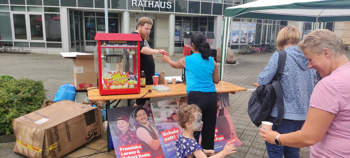 Das Foto zeigt Personen am Popcornstand.