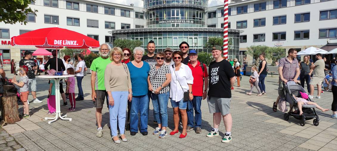 Da Foto zeigt viele Menschen auf dem Rathausplatz in Ludwigsfelde.