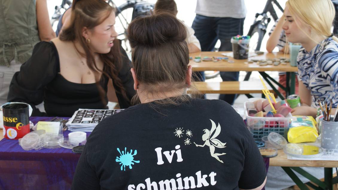 Das Foto zeigt den Schminkstand.