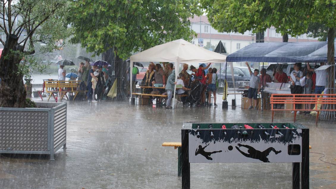 Das Foto zeigt den Festplatz während eines Regenschauers.