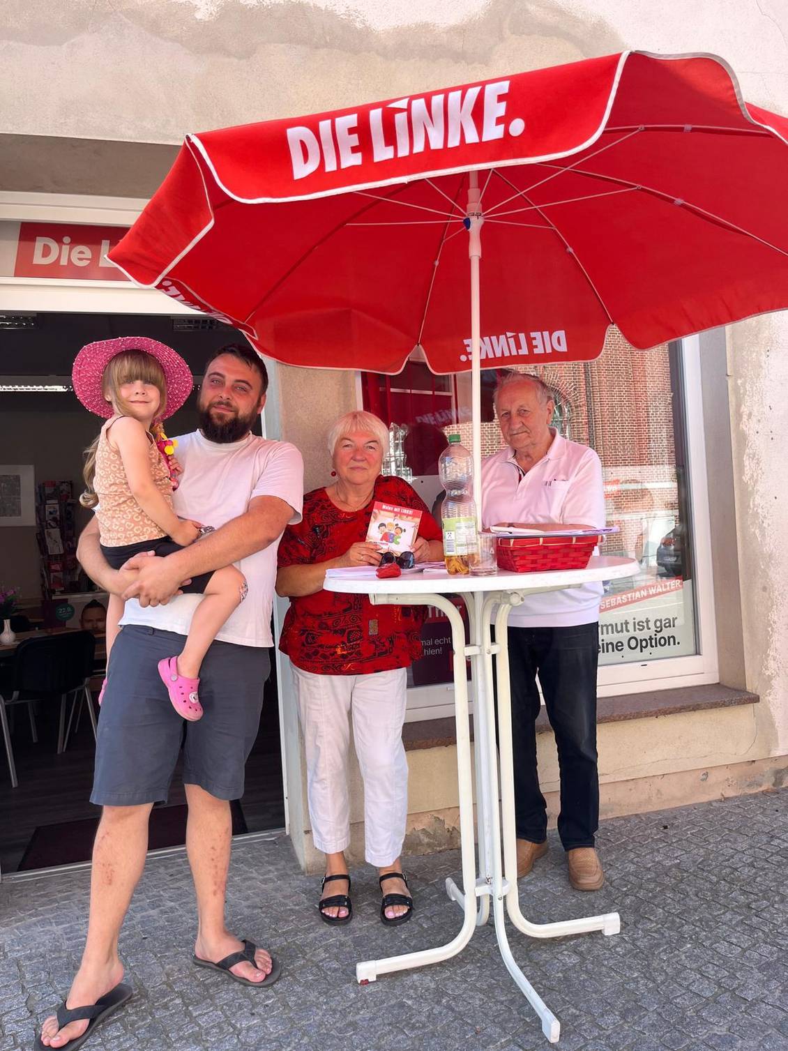 Das Foto zeigt vier Personen vor dem Linken-Büro in Jüterbog.