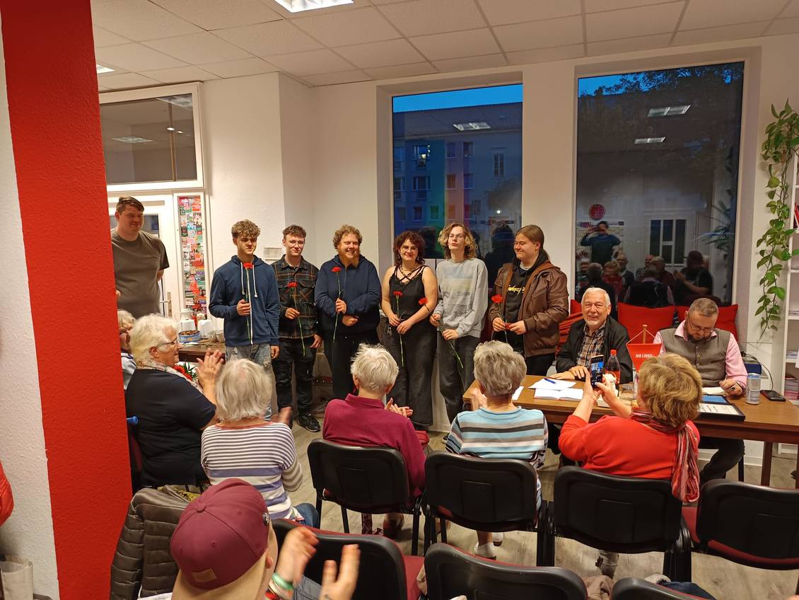 Das Foto zeigt neue Mitglieder der Linken.