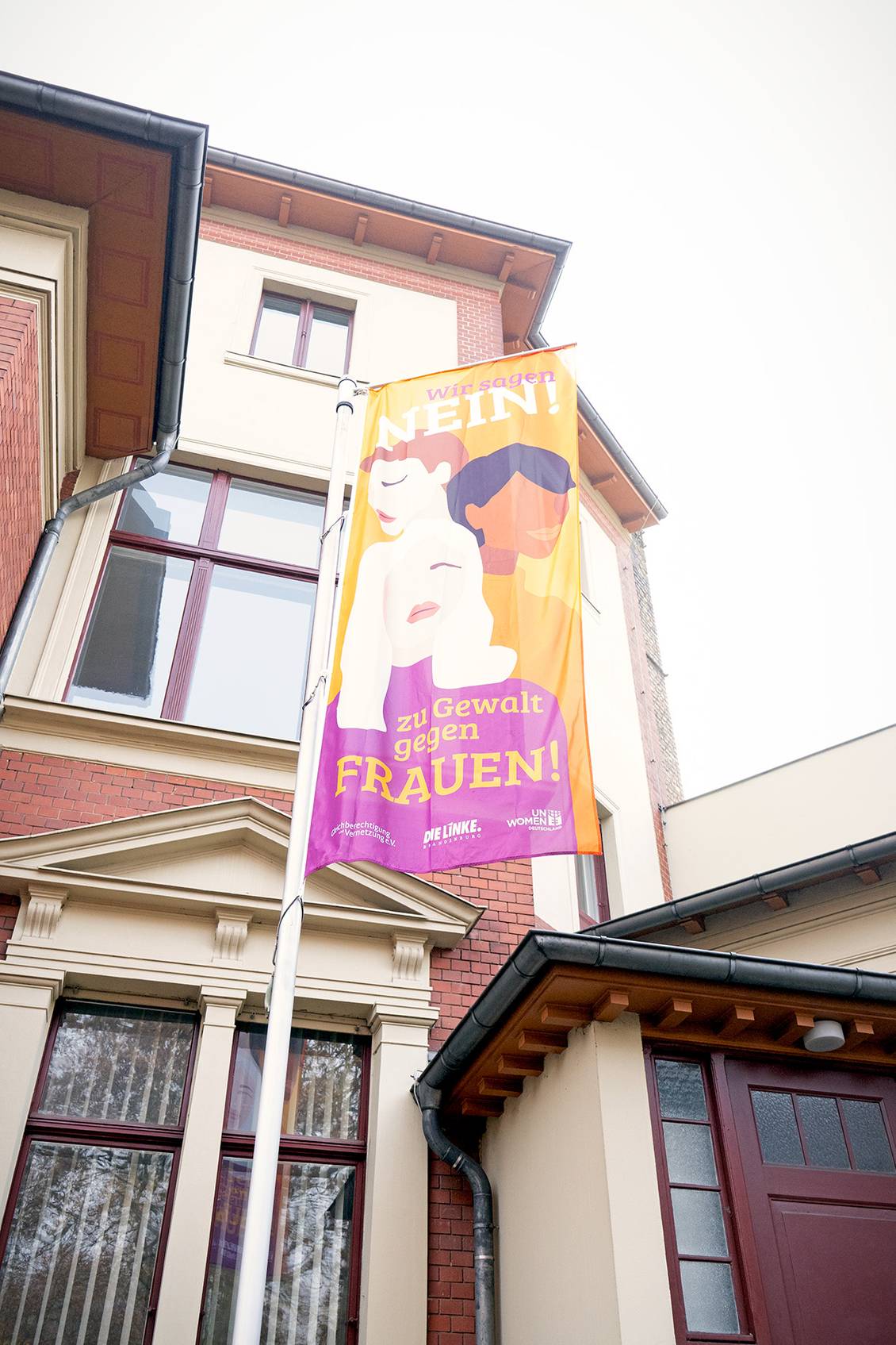 Die UN-Women-Flagge weht an einem Fahnenmast vor dem Lothar-Bisky-Haus